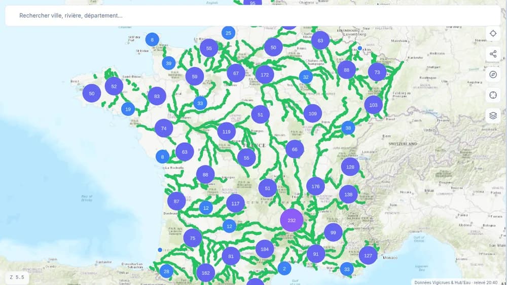 Carte CrueWatch : stations regroupées par secteur et rivières colorées selon la vigilance Vigicrues